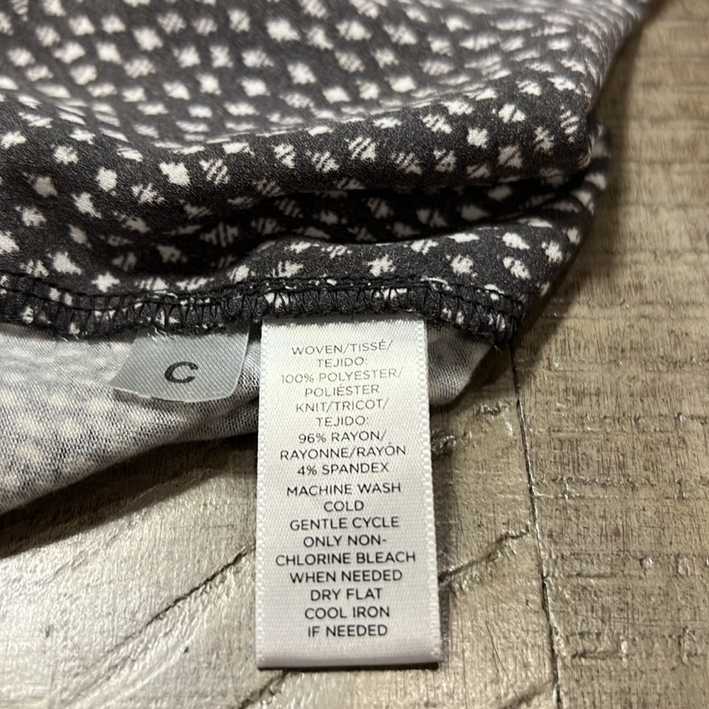 Ann Taylor Loft Size L geometric print black and white Blouse - Picture 7 of 7